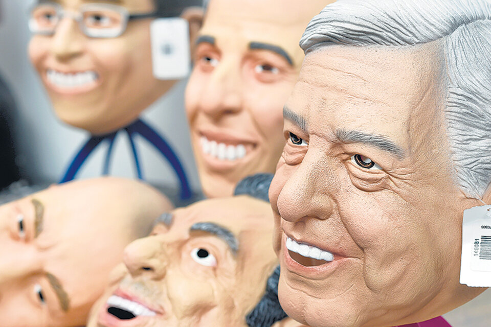 Máscaras de López Obrador (der.) y otros candidatos en Morelia. (Fuente: AFP)