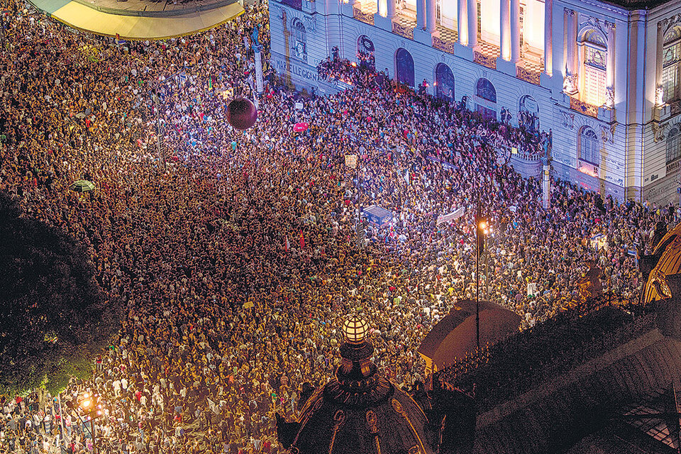 Cientos de miles de brasileños se concentraron a la entrada a la Cámara Municipal de Río, donde fue velada Franco. (Fuente: EFE)