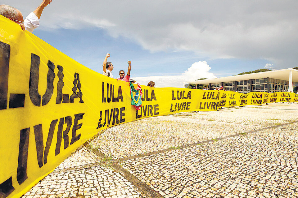 Simpatizantes de Lula se manifiestan frente a la sede del STF en Brasilia antes del fallo de ayer. (Fuente: EFE)