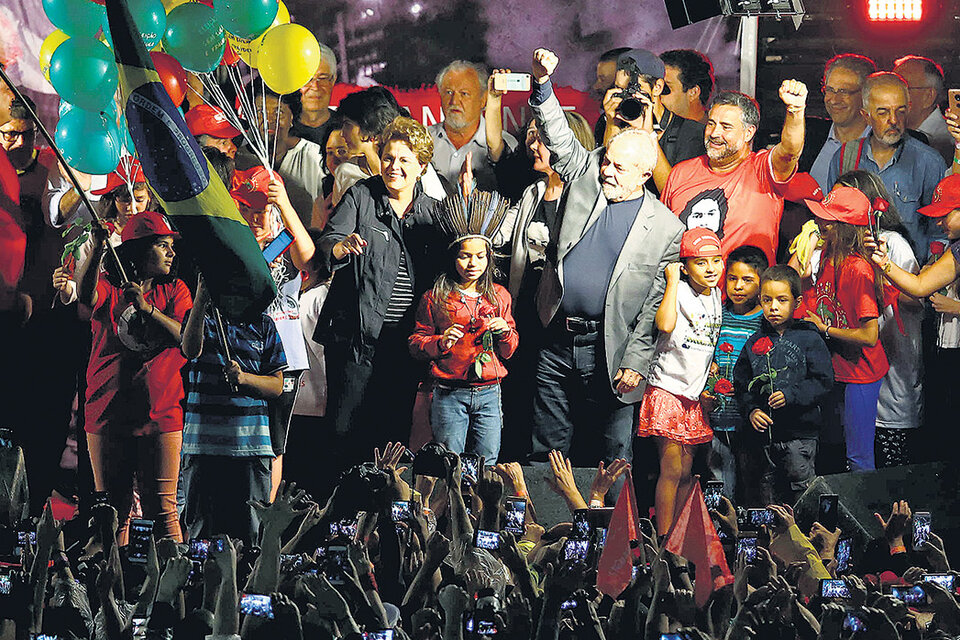 Lula saluda rodeado de seguidores durante un acto de campaña en Curitiba.