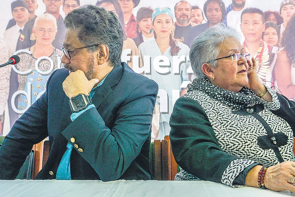 Ivan Márquez e Imelda Daza anunciaron el retiro de la fórmula presidencial de las FARC ayer en Bogotá. (Fuente: AFP)