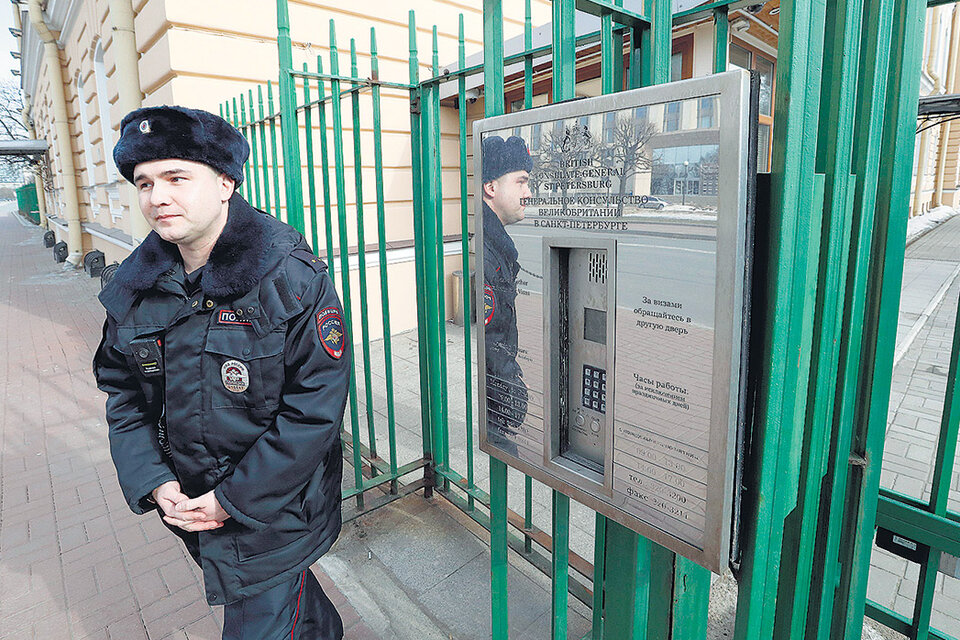 Un policía ruso vigila la sede del consulado británico en San Petersburgo, que no abrirá. (Fuente: EFE)