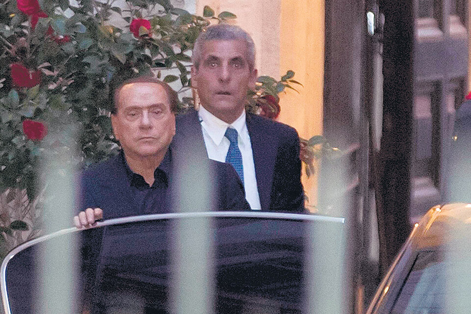 Berlusconi sale del Palazzo Grazioli, su residencia en Roma.