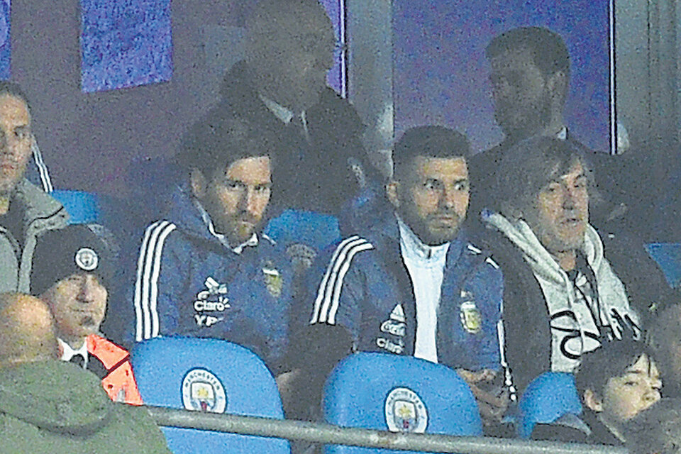Messi y Agüero, que ya fue desafectado por lesión, observaron todo desde afuera.