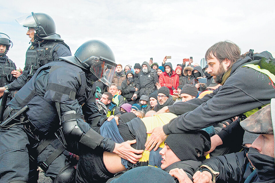 La policía antimotines desaloja a activistas independentistas.