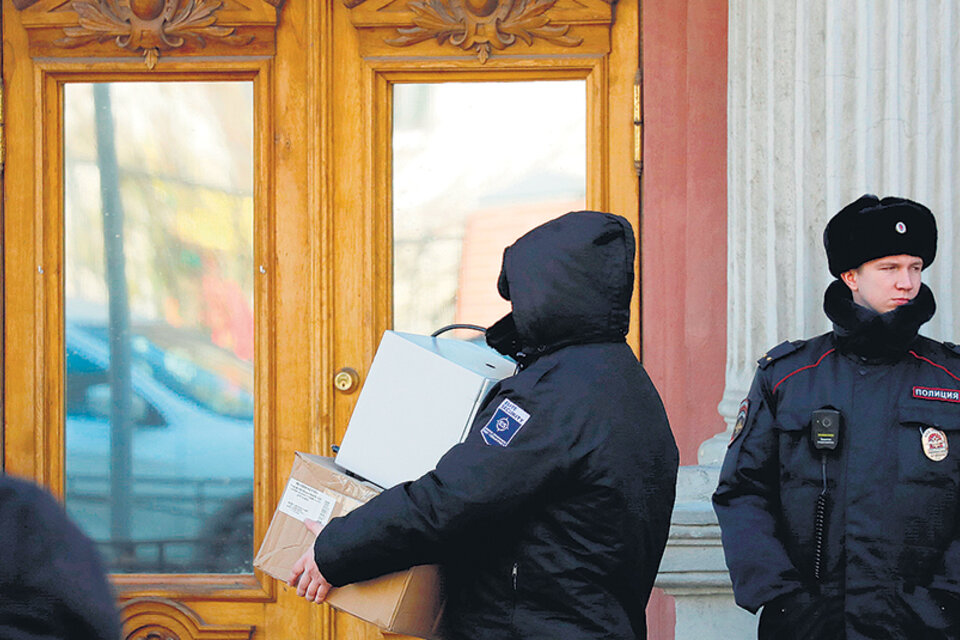 Un agente de seguridad retira cajas del consulado general de EE.UU. en San Petersburgo. (Fuente: EFE)