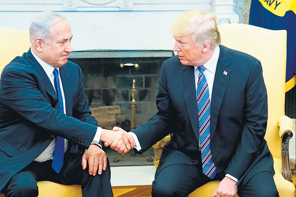 “No nos vamos a echar atrás”, dijo Trump junto al premier israelí Netanyahu. (Fuente: AFP)