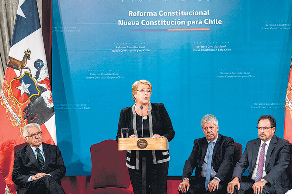 “Hoy tenemos un texto constitucional ilegítimo en su origen”, dijo Bachelet. (Fuente: Télam)