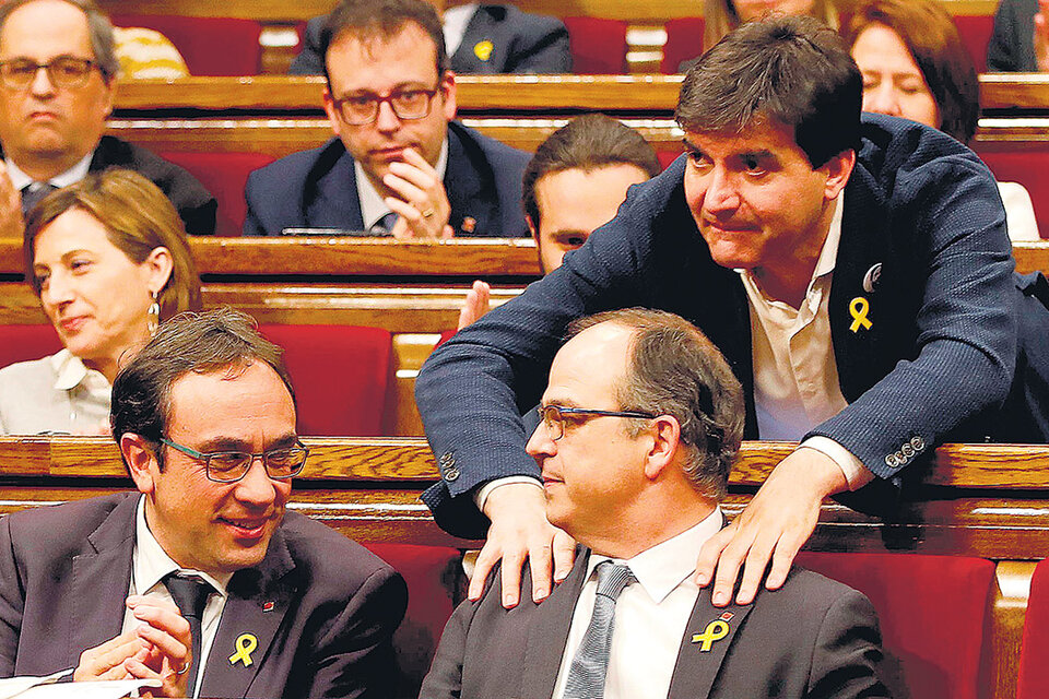 La principal promesa que Turull (abajo, der.) lanzó al Parlamento fue la de terminar con la intervención de Madrid. (Fuente: EFE)