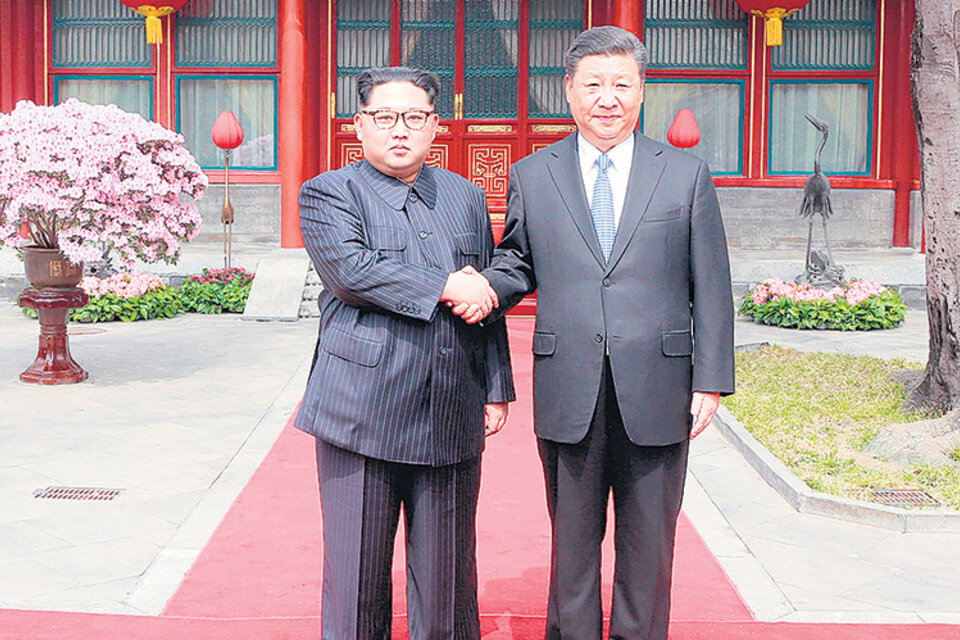 Kim Jong-un y el presidente chino, Xi Jinping, durante el encuentro en Beijing.