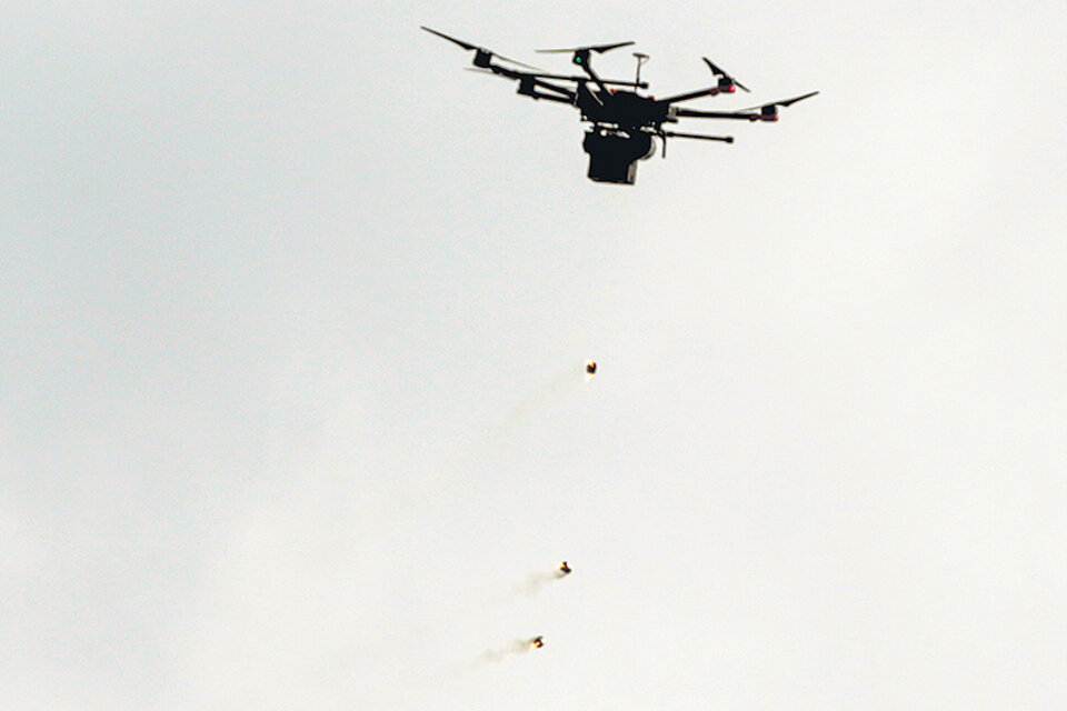 Un dron de la policía fronteriza israelí lanza gases (arriba) sobre los manifestantes (abajo). (Fuente: AFP)