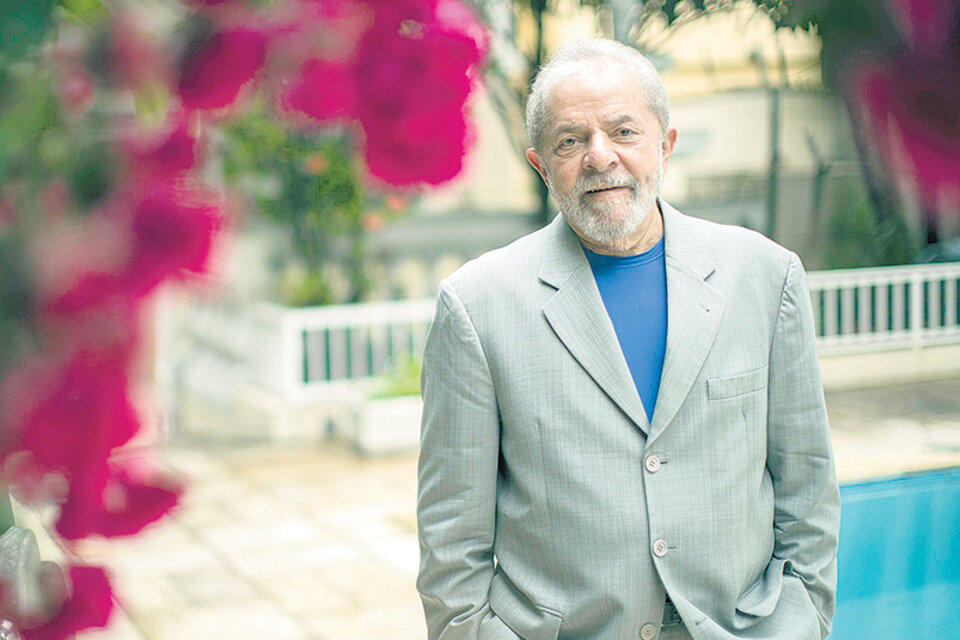 Intentan correr de la escena electoral al favorito brasileño Lula. (Fuente: EFE)