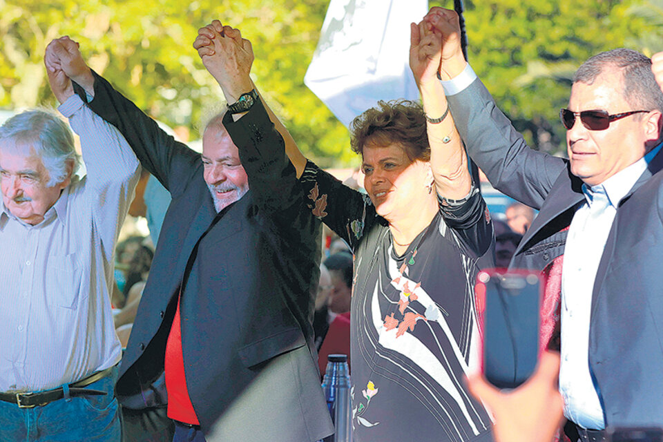 Mujica, Dilma y Correa participaron en un acto de apoyo a Lula en Santana do Livramento. (Fuente: AFP)