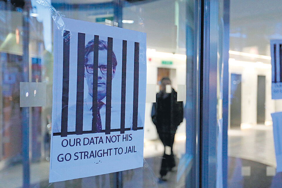 Un cartel en la oficina de Cambridge Analytica en Londres dice: “nuestros datos no son suyos (de Alexander Nix). Que vaya preso”. (Fuente: AFP)