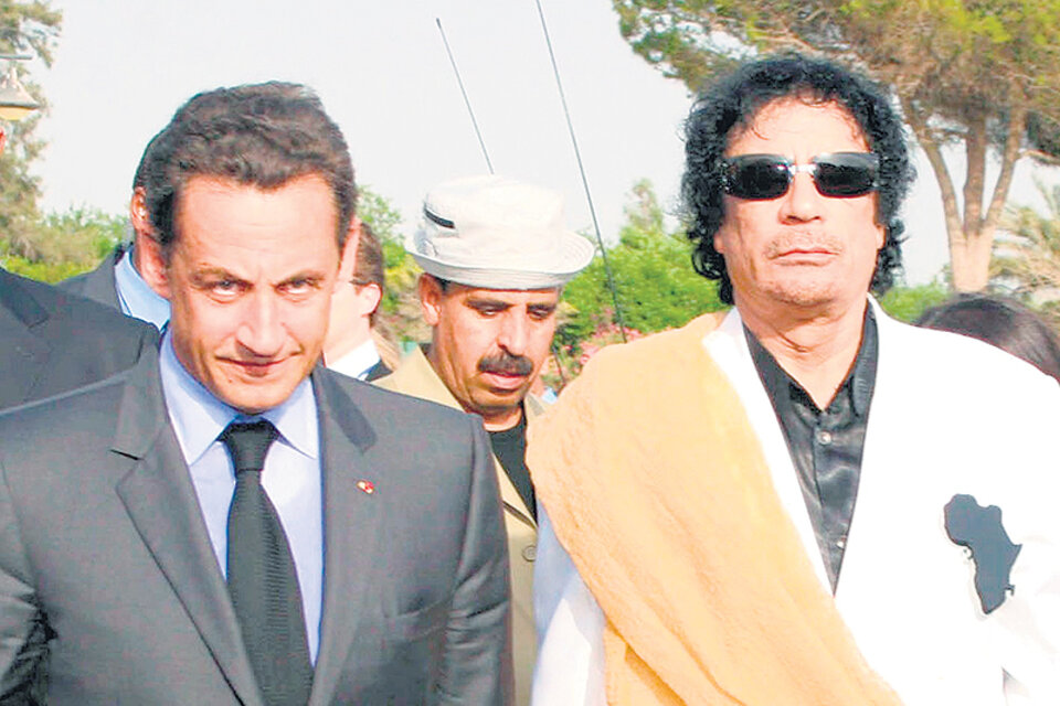 Sarkozy y Khadafi en julio de 2007, durante una visita del francés a Libia.