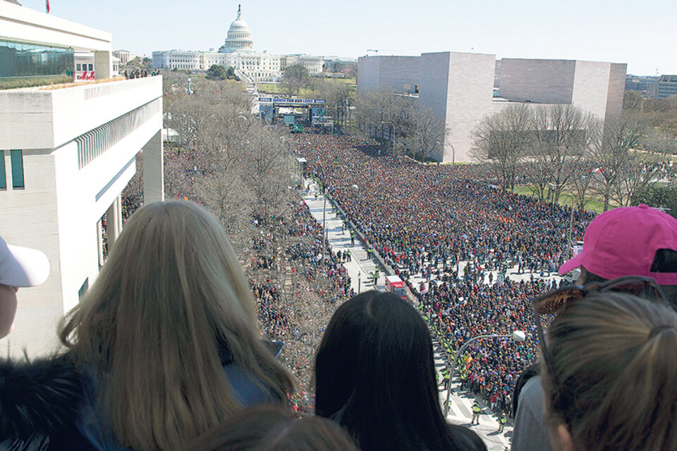 Vista de la multitudinaria marcha para exigir más controles a la venta y tenencia de armas en la capital estadounidense, con el Capitolio de fondo. (Fuente: EFE)
