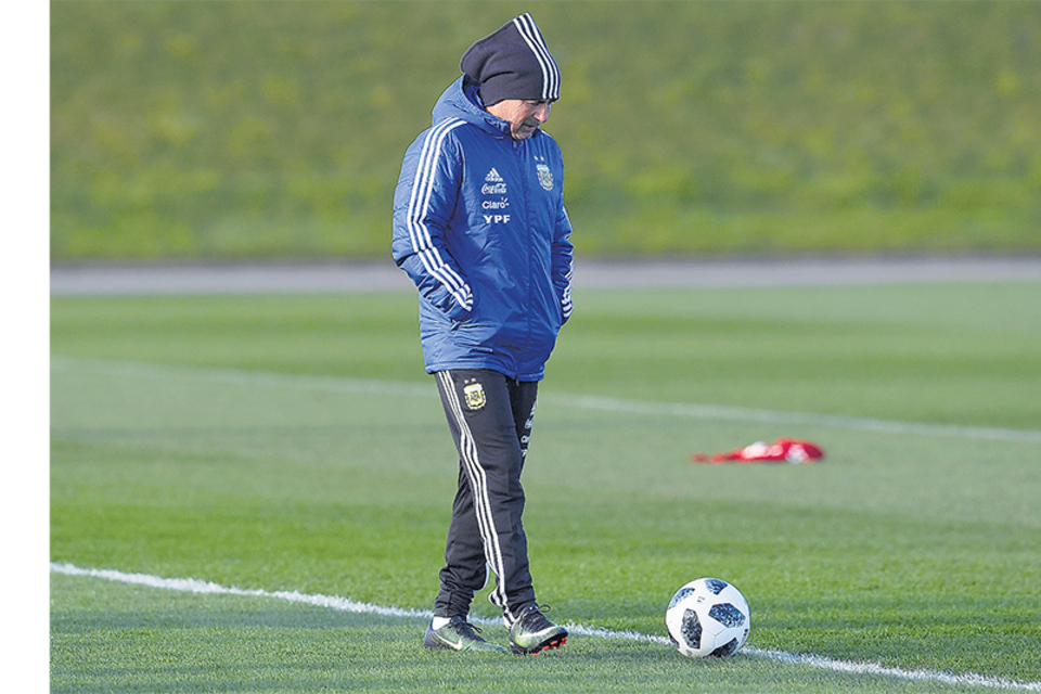 Sampaoli condujo el entrenamiento desarrollado en el complejo deportivo del Manchester City. (Fuente: AFP)