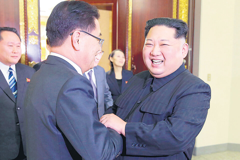 Miembros de la delegación de Corea del Sur saludan ayer al líder norcoreano Kim Jong-un en Pyongyang.