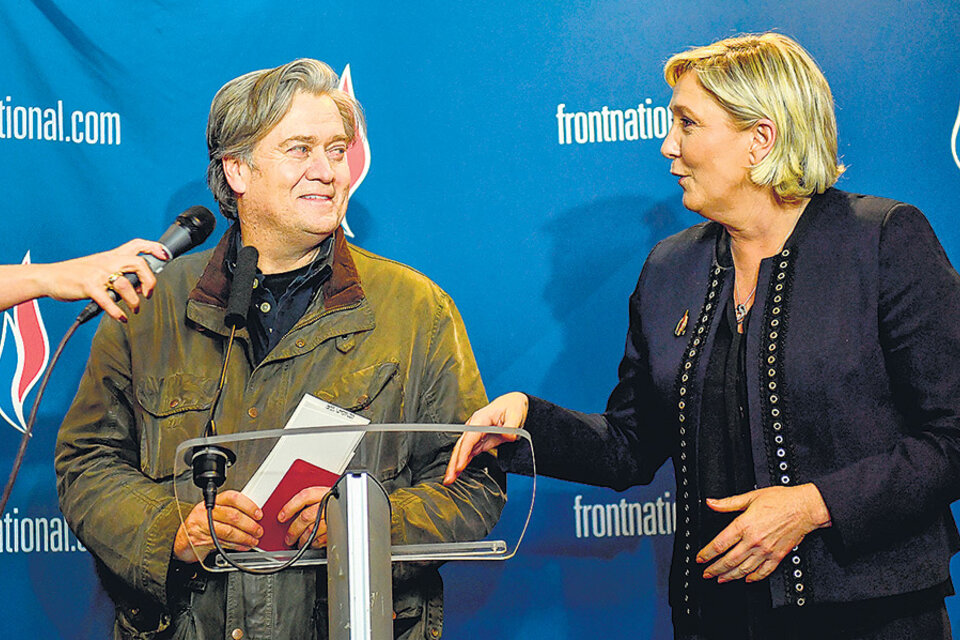 Steven Bannon y Marine Le Pen en el congreso del Frente Nacional ayer en Lille. (Fuente: AFP)