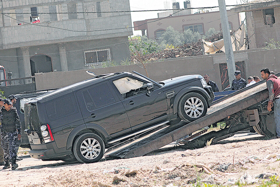 El vehículo en que viajaba Hamdalah es remolcado luego del atentado (Fuente: EFE)