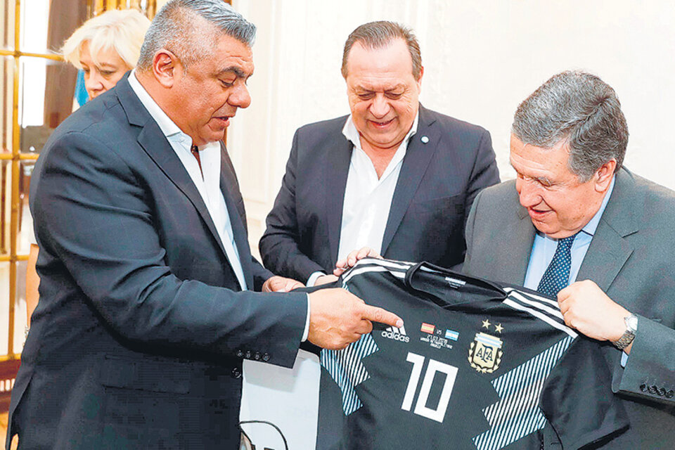 Tapia le entrega una camiseta de Argentina al embajador Puerta. (Fuente: EFE)