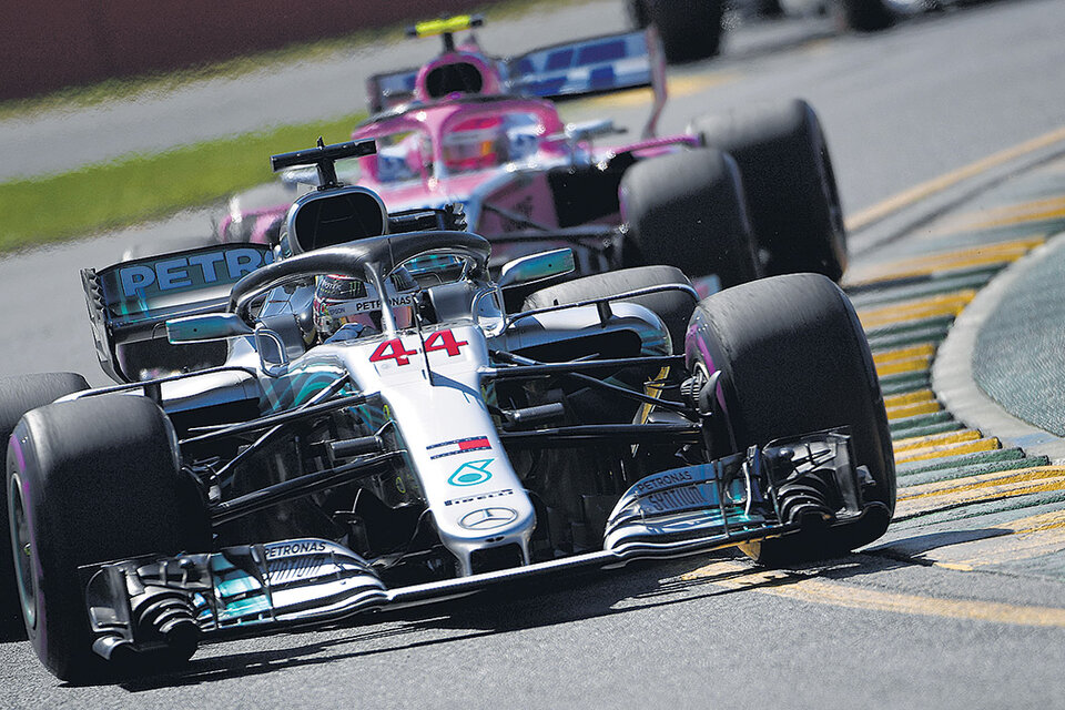 Hamilton (Mercedes) fue el más rápido ayer; detrás se ubicó Verstappen (Red Bull). (Fuente: AFP)