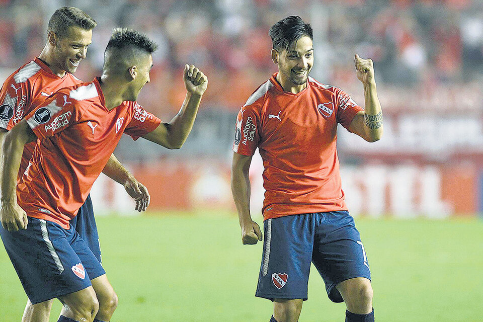 El baile de la felicidad de los jugadores de Independiente, tras el gol señalado por Benítez.
