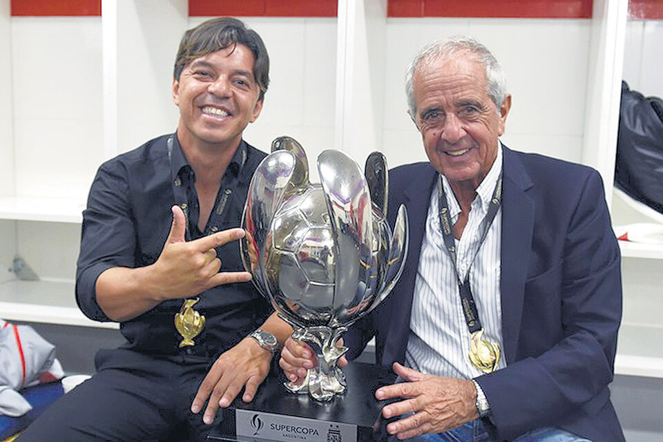 El técnico Gallardo y el presidente D’Onofrio con la flamante Supercopa Argentina. (Fuente: Prensa River)