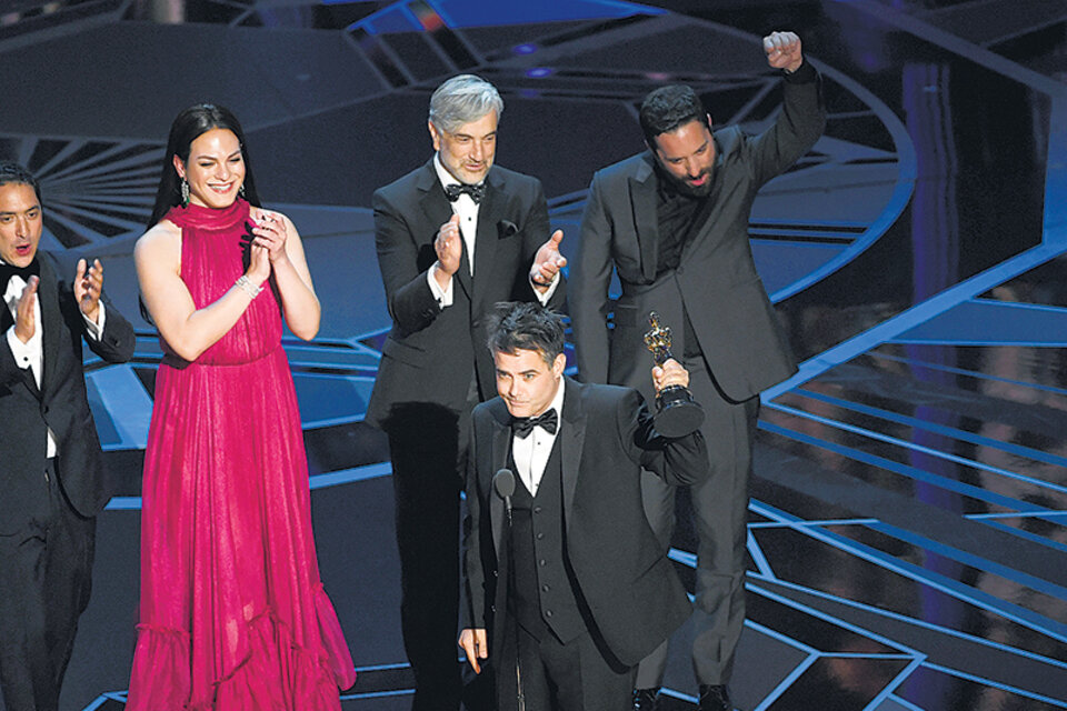 El director Sebastián Lelio, la actriz Daniela Vega y el Oscar al film chileno Una mujer fantástica.