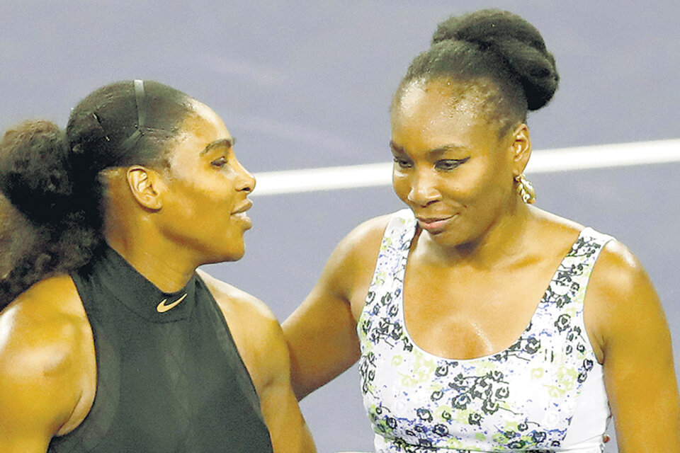 Venus saluda a Serena tras la victoria. (Fuente: EFE)