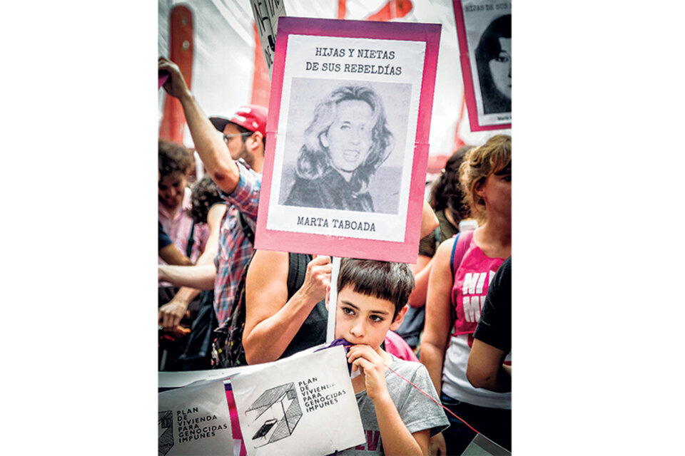 En la columna feminista, un niño lleva la imagen de su abuela. En la pancarta, la leyenda “Hijas y nietas de sus rebeldías”.