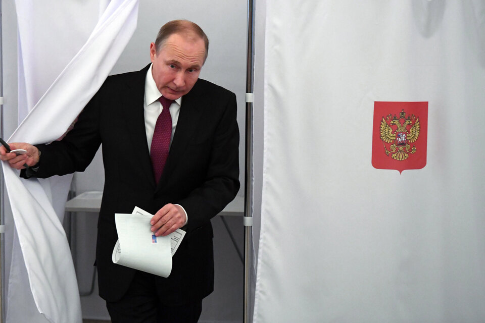 "Tengo el programa correcto", afirmó Putin al emitir su vota en Moscú (Fuente: Télam)