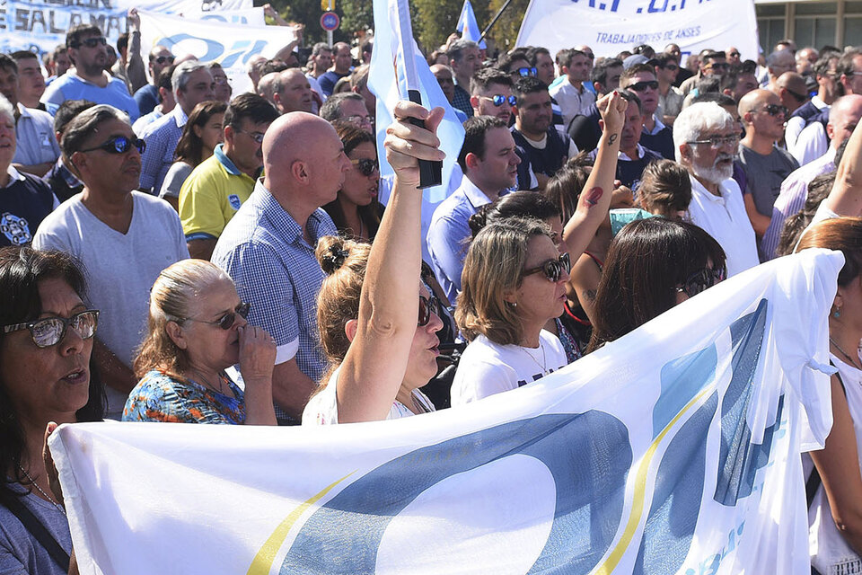 Trabajadores de OIL se concentraron en San Lorenzo. (Fuente: Télam)