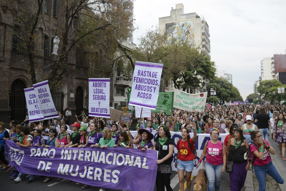 Detrás de un cartel que aludía a la gesta internacional feminista, se encolumnó una multitud. (Fuente: Andres Macera)