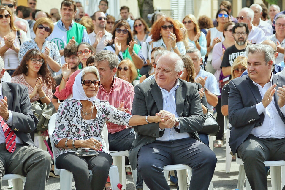 Lifschitz y sus funcionarios frente a la sede de la 4º, un ícono de la dictadura en Santa Fe.