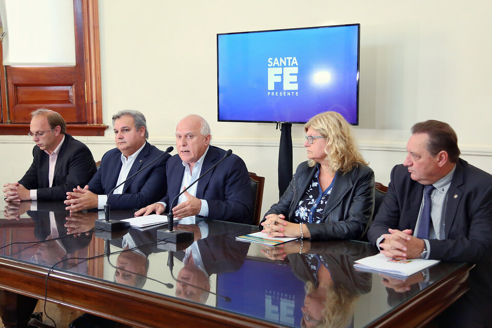 El gobernador dio ayer una conferencia de prensa que se limitó a sólo a cinco preguntas.