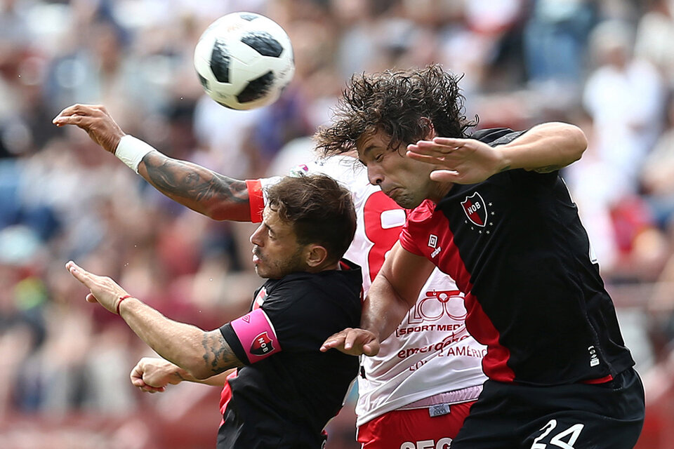 Bernardello y Fontanini defienden una pelota por arriba. (Fuente: Fotobaires)