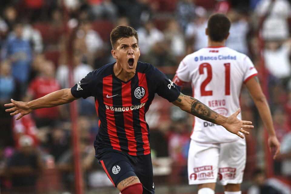 Nicolás Reniero festeja su gol, el primero de San Lorenzo