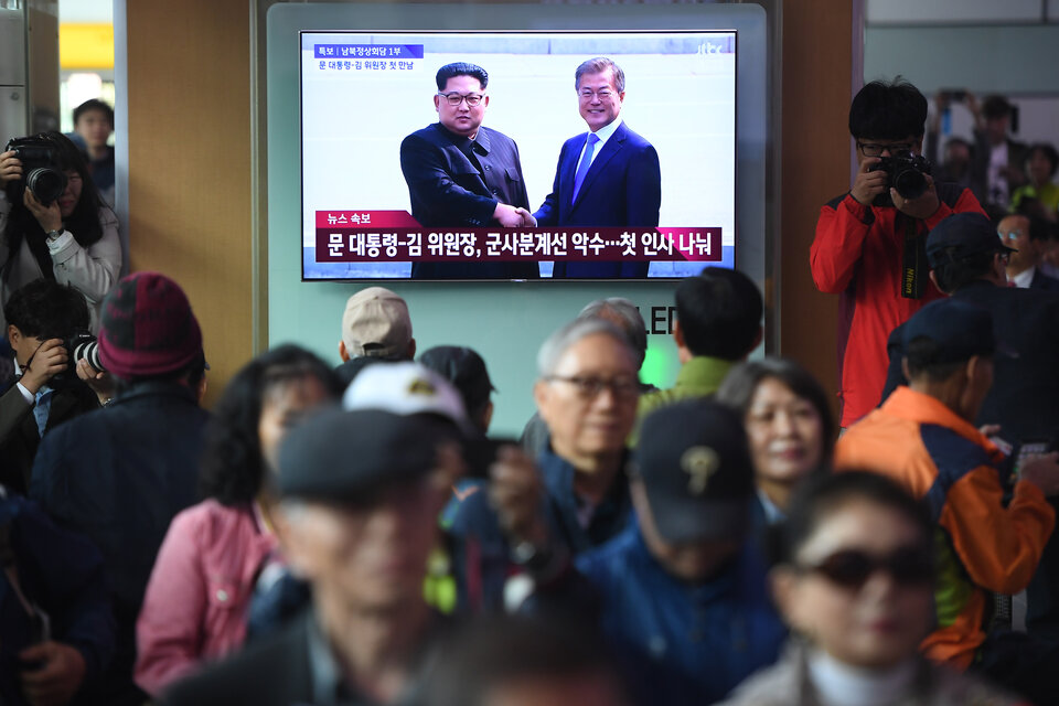 Kim y Moon se dieron la mano (Fuente: AFP)