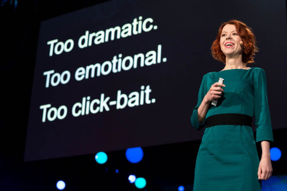 La ucraniana Olga Yurkova en la charla TED en la que habló del peligro de las noticias falsas. (Fuente: TED Talks)