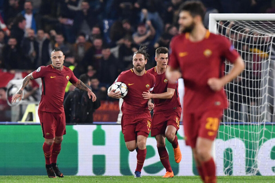 Los jugadores de la Roma celebran el segundo gol. (Fuente: EFE)