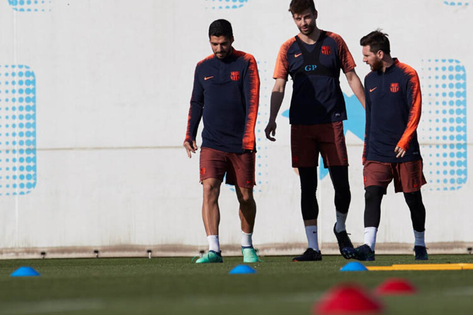 Messi, junto a Suárez y Piqué, en el entrenamiento de ayer en Barcelona. (Fuente: EFE)