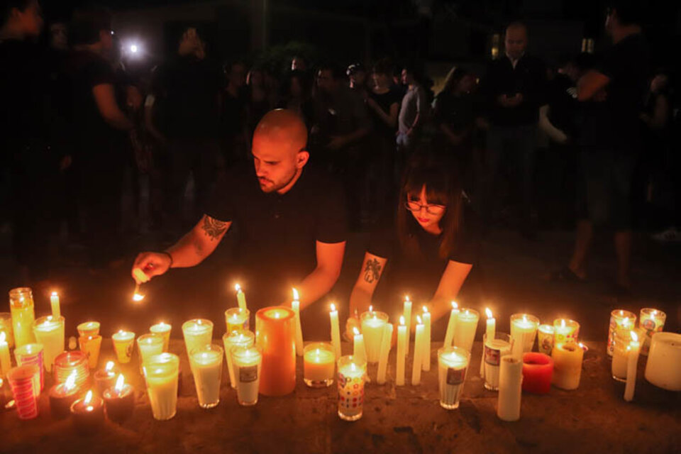 Velas de los estudiantes de cine de Guadalajara en memoria de sus tres compañeros asesinados (Fuente: EFE)