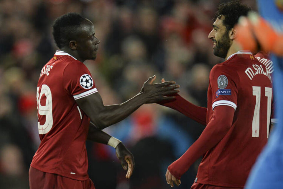 Mané y Salah celebran el tercer gol del Liverpool. (Fuente: EFE)