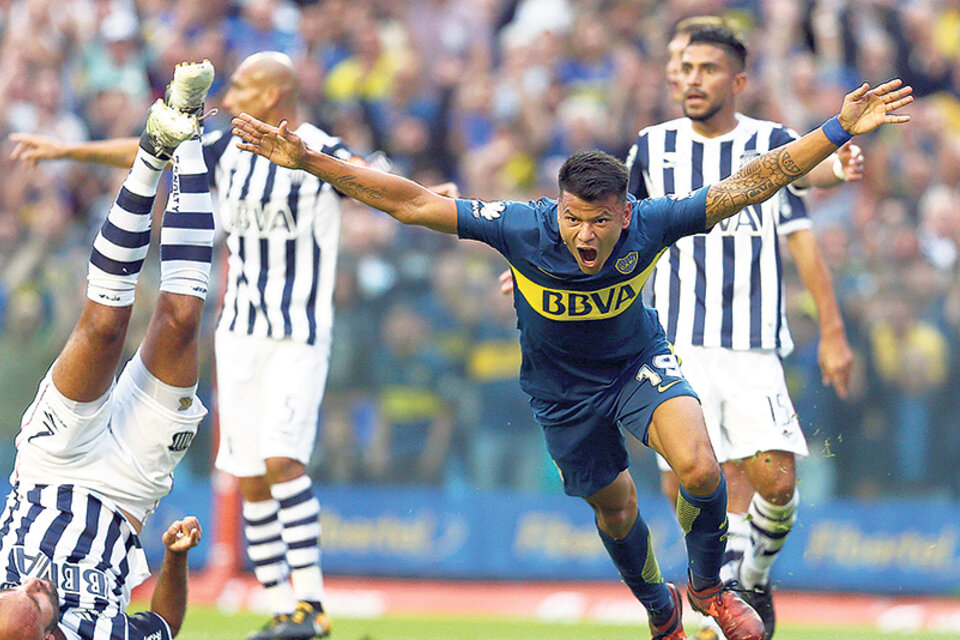 Bou festeja el primero de Boca. Quintana, autor del gol del empate, quedó dado vuelta. (Fuente: Fotobaires)