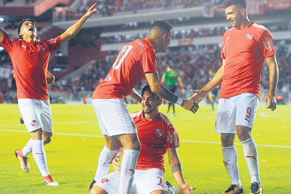De rodillas, Benítez recibe los abrazos de sus compañeros luego de marcar el único gol del partido.