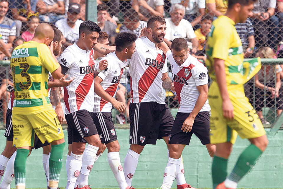 Pratto festeja con Pity Martínez, autor del primero gol de la tarde, y Mora, el tercero de River. (Fuente: Fotobaires)