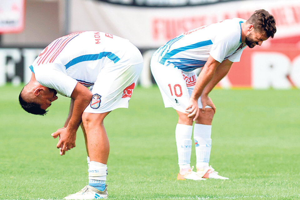 El dolor de los jugadores de Arsenal, tras el empate con Chacarita, antes de conocer el resultado de Patronato. (Fuente: Télam)