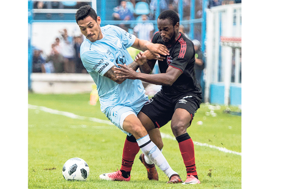 Leal y García disputan la pelota. (Fuente: Télam)