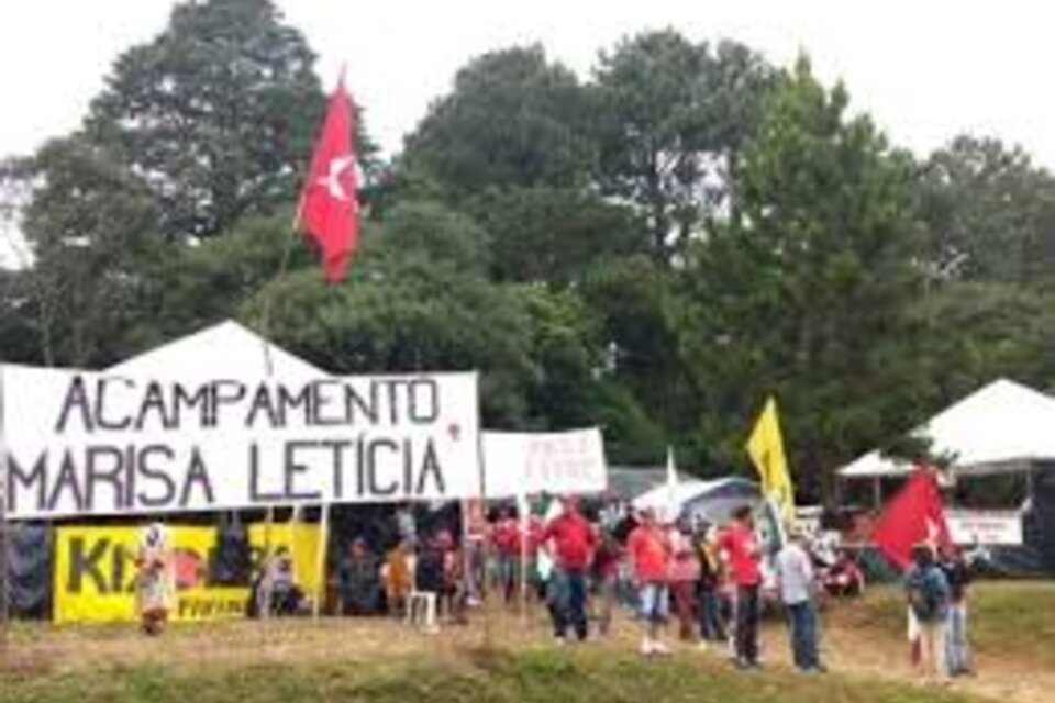 Balean el campamento en apoyo a Lula